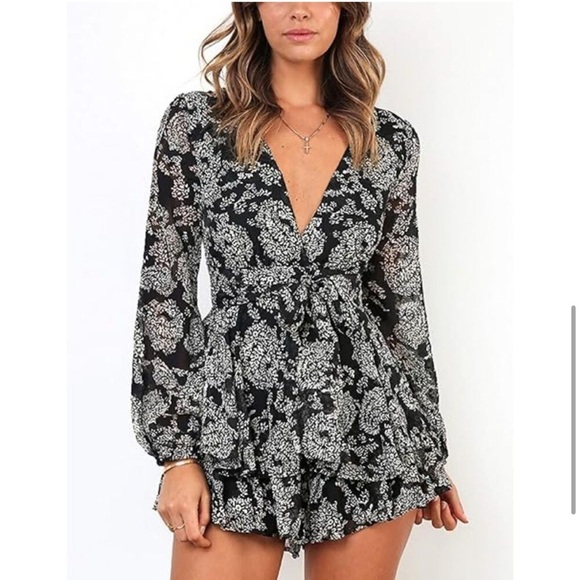 NWT Black and White Printed Floral Long Sleeve Ruffle Romper - Picture 5 of 12